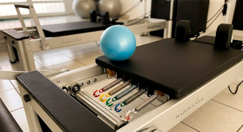 Por qué no hacer pilates reformer en casa (y eso es una ventaja, no un problema)