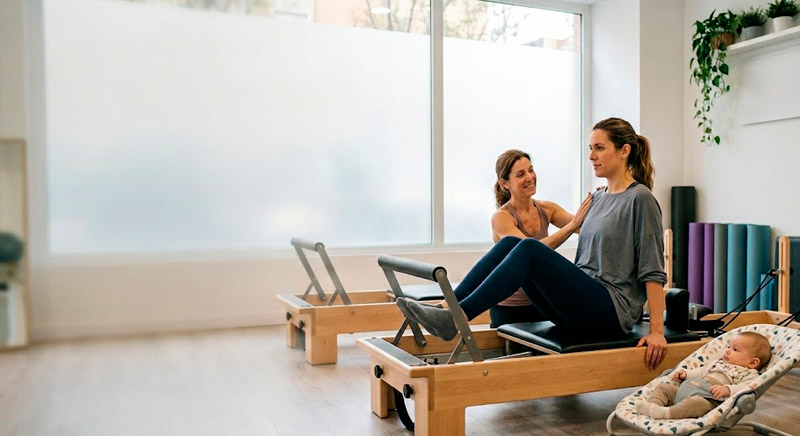 Postparto y pilates reformer: cuándo volver, qué recuperar primero y cómo hacerlo bien